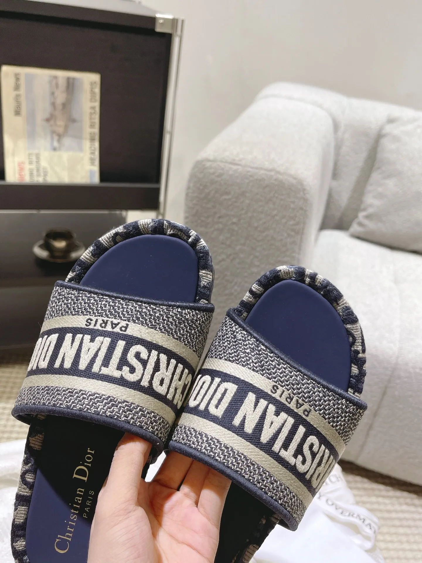 👟👟Ex-factory price 480👟👟 DIOR Dior's new spring and summer letter-printed thick-soled slippers▪️ High-end quality, welcome to inspect and compare three brands👏 Beautiful wedge-heeled thick-soled slippers, which make the feet slimmer and longer than the flat ones. Here are the benefits for small girls❤️ They are also a must-have slipper for daily travel and home. You can wear it however you like regardless of the occasion. The color is super beautiful! No need to worry about any dress code, the outsole is designed with a non-slip and wear-resistant backing, so you don’t have to worry about rain on rainy days. Size: 34-40 yards (custom-made sizes 34.40 are non-refundable)